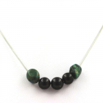 Pierres et Min&eacute;raux. Collier perles Agate noire 8 mm + Chrysocolle des USA Chaine en acier inoxydable.
