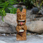 Tiki totemikujundus Hawaii peoks, p&auml;ikeseenergial t&ouml;&ouml;tavad tiki-tuled v&auml;litingimustes, tagahoovi kujud, troopiline sisekujundus, aiakujud v&auml;literrassile gray