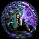 T&auml;ielik 5D isetehtud teemantmaal, lilla liblikas, naissoost tikandid, ristpistes kodukaunistus K&auml;sitsi valmistatud 25x25cm