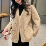 Naiste karusnaha imitatsioon naaritsa karusnahast keskkonnas&otilde;bralik karusnahk V-kaelusega kaherealine, lahtiselt liibuv mantel, keskmise pikkusega karv S