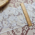 2 meetrit/partii Laius 14,5 cm kr&uuml;pteeritud tikandniidist v&otilde;rkkangas pits pulmakleidi peaeseme mantli r&otilde;ivaaksessuaarid valge