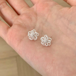 V&auml;ikesed ja peened t&uuml;hjad lillekujulised k&otilde;rvar&otilde;ngad, naiselik minimalistlik disain, magusad ja armsad, peened ja elegantsed, mitmek&uuml;lgsed k&otilde;rvar&otilde;ngad, k&otilde;rvar&otilde;ngad.