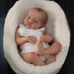 19-tolline elutruu Reborn Baby Doll Levi suletud silmadega Pehmest riidest keha Sweet Sleep Simulation Nukk K&auml;sitsi valmistatud 3D k&otilde;rgv&auml;rviga maalitud vasts&uuml;ndinud nukud cloth body