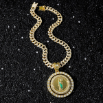 Meeste hiphop-punk stiilis p&ouml;&ouml;ratav Saint Jude'i ripatsiga kivist kaelakee h&otilde;be