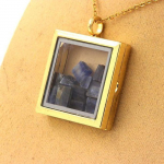 Pierres et Min&eacute;raux. Collier Kyanite brut. Mod&egrave;le carr&eacute;. Couleur Or.