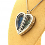 Pierres et Min&eacute;raux. Collier Apatite bleu neon + Grenat Tsavorite brut. Mod&egrave;le coeur.. roheline