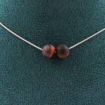 Pierres et Min&eacute;raux. Collier 2 perles Oeil de Tigre rouge mat 8 mm. Chaine en acier Collier femmes, hommes. Taille personnalisable.