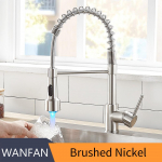 LED K&ouml;&ouml;gisegistid Must ja Kuld K&ouml;&ouml;givalamule &Uuml;he Hoovaga V&auml;ljat&otilde;mmatava Vedruga Tila Segistid Kuuma K&uuml;lma Vee Kraan