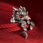 Elegantne Dragon Charm k&auml;ev&otilde;ru, mis sobib mitmek&uuml;lgseks vabaajar&otilde;ivasteks punane