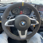 BMW Z4 E89 2009-2014 jaoks K&auml;sit&ouml;&ouml;na &otilde;mmeldud seemisnahast libisemiskindel kulumiskindel auto roolikatte kate
