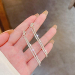 1 paar pikki tutte rippuvad k&otilde;rvar&otilde;ngad naistele elegantsed lillekristallripatsiga k&otilde;rvar&otilde;ngad, peokingitused pulmadeks h&otilde;be