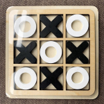 Vanemate ja laste interaktsioon puidust lauam&auml;ng XO Tic Tac Toe Chess Naljakas, arendav intelligentne hariv m&auml;nguasi