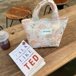 Naiste reljeefse lillega k&auml;ekott Lihtsad k&otilde;ndivad &otilde;lakotid OneSize