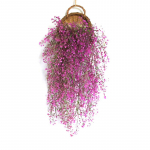 V&otilde;lts kunstlikest viinapuudest lilledega seinakinnitus Kunstrotangist taim, lilleline kodukaunistus roosa punane v&auml;rv