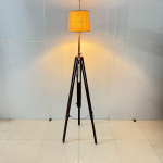 P&otilde;randajalg-lamp koos kangast lambivarjuga kodu elutuppa, magamistuppa, nurgalamp