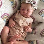 19-tolline elutruu Reborn Baby Doll Levi suletud silmadega Pehmest riidest keha Sweet Sleep Simulation Nukk K&auml;sitsi valmistatud 3D k&otilde;rgv&auml;rviga maalitud vasts&uuml;ndinud nukud cloth body