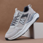 Mehed ja naised, kellel on sama v&otilde;rguga jooksujalatsid Pehme tallaga spordijalatsid Meeste paari vabaajajalatsid Meeste moodsad jalan&otilde;ud sobivad meeste kingadega 42