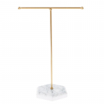 T-kujulised k&otilde;rvar&otilde;ngad s&otilde;rmus kaelakee k&auml;ekella ripats riiul ehete vitriin valge