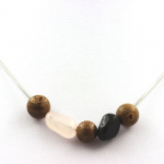 Pierres et Min&eacute;raux. Collier perles bois 8 mm + Tourmaline Schorl du Br&eacute;sil + Quartz rose Chaine en acier inoxydable.