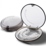 Hoidiku karp l&otilde;hnatu eemaldatava tihendusr&otilde;ngaga Suurte hammaste &ouml;&ouml;kaitse karp &Otilde;huke aligneri karp Hoidja teismelistele ja t&auml;iskasvanutele