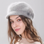 S&uuml;gis- ja talvine naissoost maalrim&uuml;ts. Soe k&uuml;&uuml;likukarvast silindrim&uuml;ts &auml;&auml;rega baretiga vabaaja m&uuml;ts Moodbarett One size