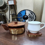 Puidust k&auml;sitsi valmistatud puidust teealus, ilus kingitus j&otilde;uludeks, uusaastakingitus, pulmakink