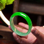 Naturaalne nefriitk&auml;ev&otilde;ru Jade j&auml;&auml;seemnetega poolmaastikuga ujuva lillega k&auml;ev&otilde;ru naistele 54MM