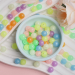 Creative 200tk K&auml;sitsi valmistatud &uuml;mmargused kommid v&auml;rvilised helendavad materjalid Creative Beads Akr&uuml;&uuml;l 6mm/8mm/10mm DIY Ehted Aksessuaarid Kaelakee K&auml;ev&otilde;ru valmistamine 6mm mitmev&auml;rviline