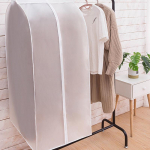 Praktiline hea kvaliteediga Peva paksendatud kolmem&otilde;&otilde;tmeline tolmukate r&otilde;ivaste organiseerimiskott Mantel Rippkott tolmukott 60*30*90