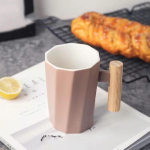 P&otilde;hjamaade stiilis lihtne &uuml;hev&auml;rviline kruus puidust k&auml;epidemega keraamiline veetass kohvitass piimatass hommikus&ouml;&ouml;gitass roosa