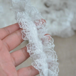 4 cm lai valge must puuvillane plisseeritud &scaron;ifoonist t&uuml;llpits, volditud farbic tikitud lindiga trimmitud 3d krae aplikatsioon isetegemise &otilde;mblemiseks 4cm Wide must