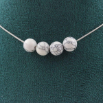 Pierres et Min&eacute;raux. Collier 4 perles Howlite 8 mm. Chaine en acier inoxydable Collier femmes, hommes. Taille personnalisable.