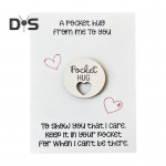 Tasku kallistus armastuse-s&uuml;damem&auml;rgiga kaunistus &otilde;nnitluskaardiga puidust v&auml;ikese s&uuml;damem&auml;rgiga ornament S&otilde;brad perekonna s&uuml;nnip&auml;eva-aastap&auml;evaks inspireeriv kingitus valge