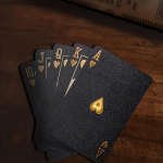 Mustad m&auml;ngukaardid, veekindlad m&auml;ngukaardid ja karbiga painduvad pokkerikaardid, sobivad suurep&auml;raselt peoks, Halloweeni/t&auml;nup&auml;eva/j&otilde;ulukingitusteks Classic Playing Cards must