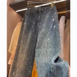 Naiste l&auml;ikivad k&otilde;rge v&ouml;&ouml;kohaga lahtised laiad teksap&uuml;ksid, sinised kivikestega mopip&uuml;ksid, t&auml;navariietuse moep&uuml;ksid XXL sinine