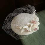 2025 Uus Prantsuse Valge Vintage Mini Fascinator M&uuml;ts Pruudi Pitsist V&otilde;rk Pulmavoor M&uuml;ts Naistele One Size valge