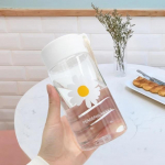 Daisy veepudelid, l&auml;bipaistev plastikust veetass k&ouml;iega j&auml;&auml;tunud veetassiga t&uuml;druku joogipudeli teemahla kruus 1