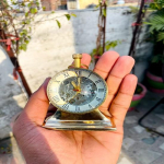 Ilusa v&auml;limusega mehaaniline lauakell kumerklaasist, kuldne, pisike kontorilauakell