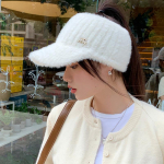 Uus naiste pehme talvem&uuml;ts Kunstkarusnahast soe hobusesabam&uuml;ts Moodne kaunistus nokam&uuml;ts naistele vabaaja k&otilde;rvaklapiga kootud m&uuml;ts 1 pc valge