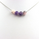 Pierres et Min&eacute;raux. Collier perles Opale Rose + Am&eacute;thyste 8 mm. Chaine en acier Collier femmes, hommes. Taille personnalisable.