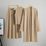 Naiste S&uuml;gis-Talvine Kootud Kolmeosaline Komplekt: Varrukateta vest, kampsun, midi seelik. One Size khaki
