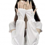 1 paar p&auml;ikesekaitsekreemi k&auml;ekindad, libisemisvastane s&otilde;rmedeta kate, &otilde;&otilde;nes j&auml;nku tikandid, UV-vastane elastne j&auml;&auml;siid, &otilde;ues rattas&otilde;idu varrukas. valge