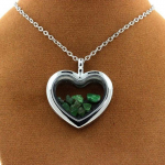 Pierres et Min&eacute;raux. Collier Grenat Tsavorite brut. Mod&egrave;le coeur.