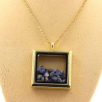 Pierres et Min&eacute;raux. Collier Benitoite brut. Mod&egrave;le carr&eacute;. Couleur Or.