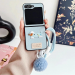 Nahast k&auml;epaelaga multifilmimustriga telefoni&uuml;mbris Samsung Galaxy Z Flip 6 5 4 3 Flip6 Flip5 Flip4 Flip3 5G jaoks, p&otilde;rutuskindel kaitsekate For Samsung Galaxy Z Flip6 sinine