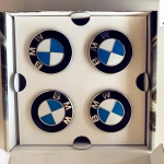 4 tk 56/68 mm ujuvat veljekeskkatet BMW 50. aastap&auml;evaks &ndash; Sobib E39 E46 E60 F10 F30 G20 X3 X5 (Autode rummu tarvikud) 56mm-4Pcs