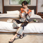 Naiste j&auml;&auml;siidist pikkade varrukatega p&uuml;ksid, kaheosalised &uuml;likonnad pidžaamad Moodsad suvel v&otilde;ivad kanda tr&uuml;kitud magamisriideid L must