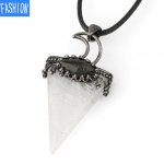 Naturaalsest kristallist kaelakee kitseneva otsaga, kaetud pronksi ja p&auml;evakivi ripatsiga rose quartz