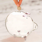 18x12cm klaasist hoiup&otilde;rsas rahakast, laste s&auml;&auml;stupott, imearmas l&auml;bipaistev lauakaunistus roosa