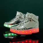 Lapsed saavad lahti v&otilde;tta kaherattalised SUB laadimiskerge rattaga libisevad spordijalatsid poistele helendavad tossud 30 valge